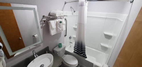 Ambassador Inn and Suites image 17
