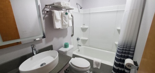 Ambassador Inn and Suites image 19